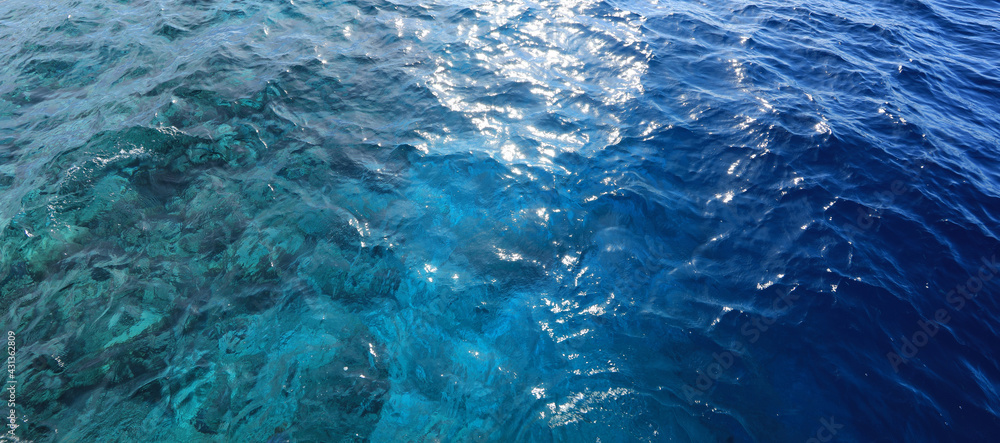 Fototapeta premium blue and turquoise sea water waves background 