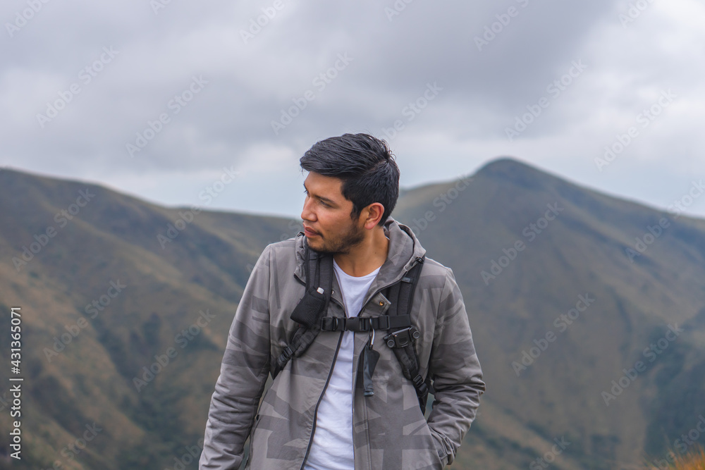 Naklejka premium Young man enjoying the outdoors in the mountains.