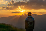 Ein Mountainbiker genießen im Sommer den Sonnenaufgang in den wunderschönen Tiroler Alpen, bevor er sich auf einen flowigen Single Trail begibt.