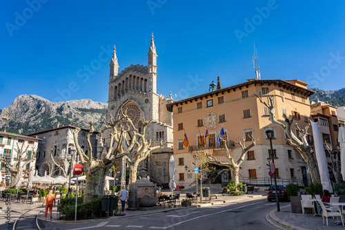Mallorca, Soller Zentrum des Lebens - Hauptplatz Placa de la Constitucion mit Kirche Esglesia Sant Bartomeu und Rathaus Ajuntament de Soller