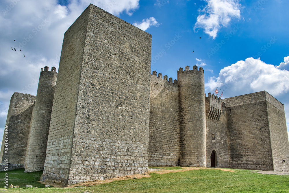 Vista exterior del magnífico castillo medieval siglo XIII en Montealegre del Campo, provincia de Valladolid, España