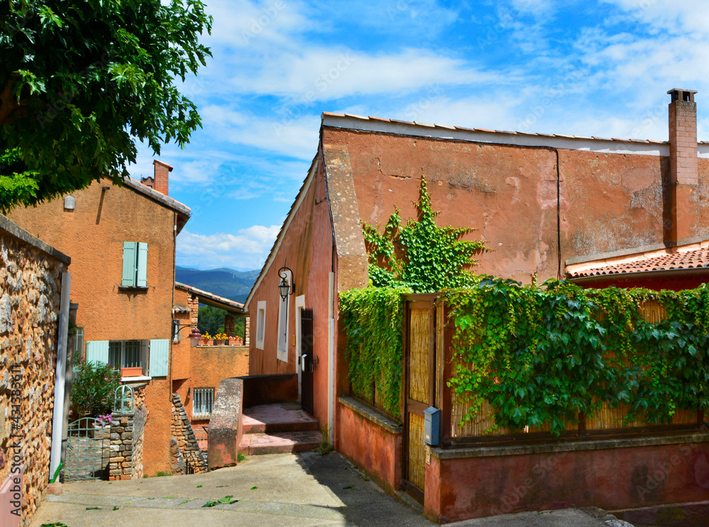 Naklejka premium uliczka w prowansalskim miasteczku, Provencal town, ocher-painted houses 