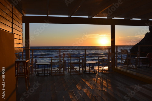zachód słońca nad morzem w pustej restauracji, koronawirus,  lockdown, sunset over the sea in an empty restaurant © kateej