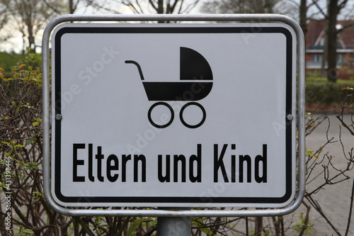 eltern, kind, kinder, kinderwagen, schild, parken, parkplatz photo