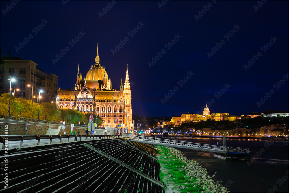 Fototapeta premium Hungary, Budapest at night, parliament illumination at night, beautiful cityscape