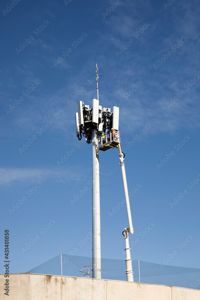 Obraz premium Technical engineers working on mobile phone 5g cell tower.