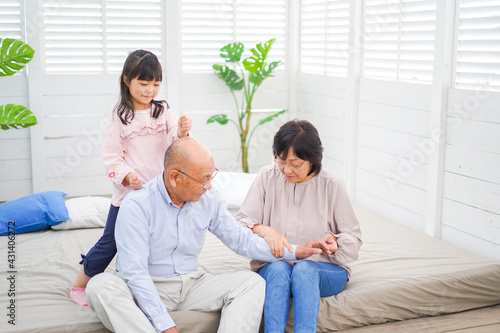 祖父母の家にお泊りをする小さな女の子