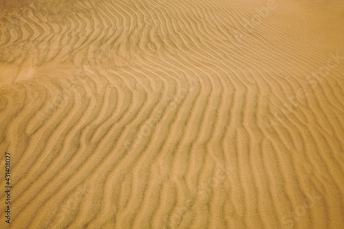 Wavy pattern of sand dunes in Namibia © piccaya