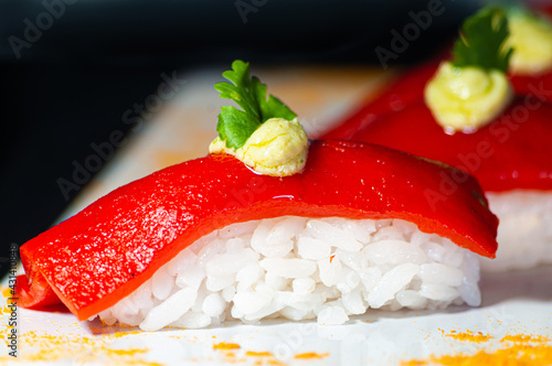 cloche rouge de sushi végétalien