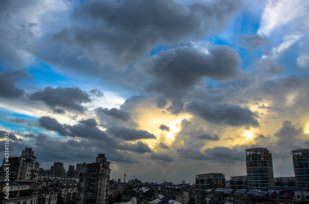 Obraz premium clouds over the city