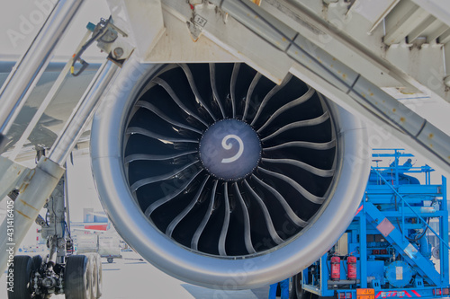 Cuadro en lienzo A large jet engine and fan blades