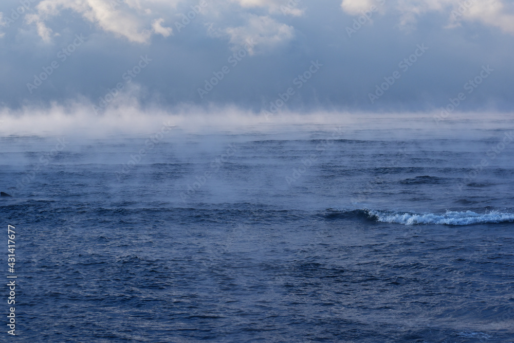 毛嵐が発生した朝の海