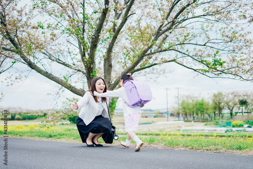 小学生の女の子とお母さん 小学生の女の子とお母さん