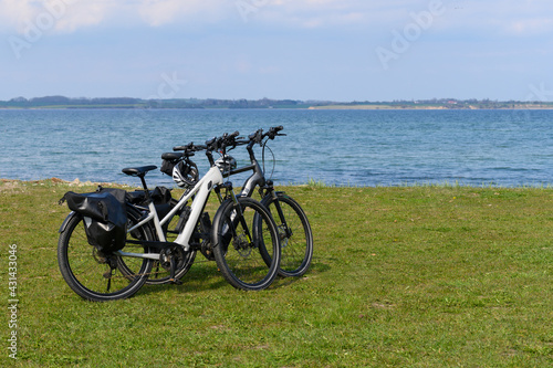 Pause am Wasser mit zwei E-Bikes
