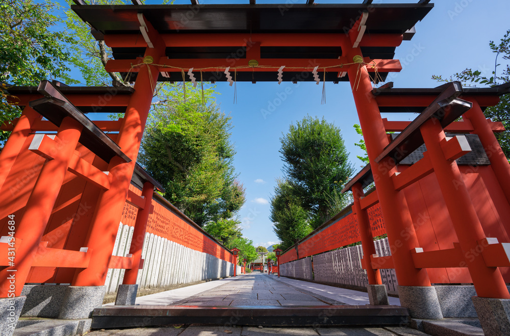 京都　車折神社（くるまざきじんじゃ）の参道