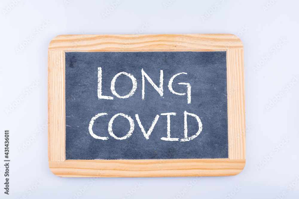 Kreide Tafel auf der LONG COVID steht auf weißen Hintergrund Kreide Tafel auf der LONG COVID steht auf weißen Hintergrund
