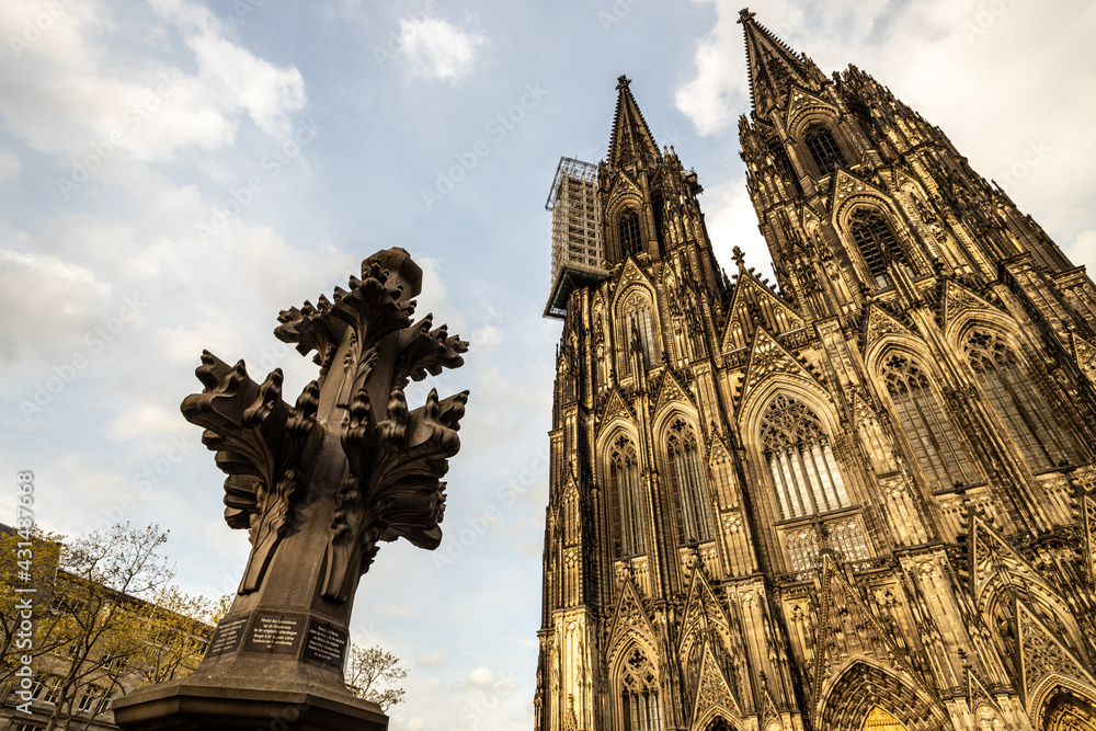 Fototapeta premium Cologne cathedral in sunny day