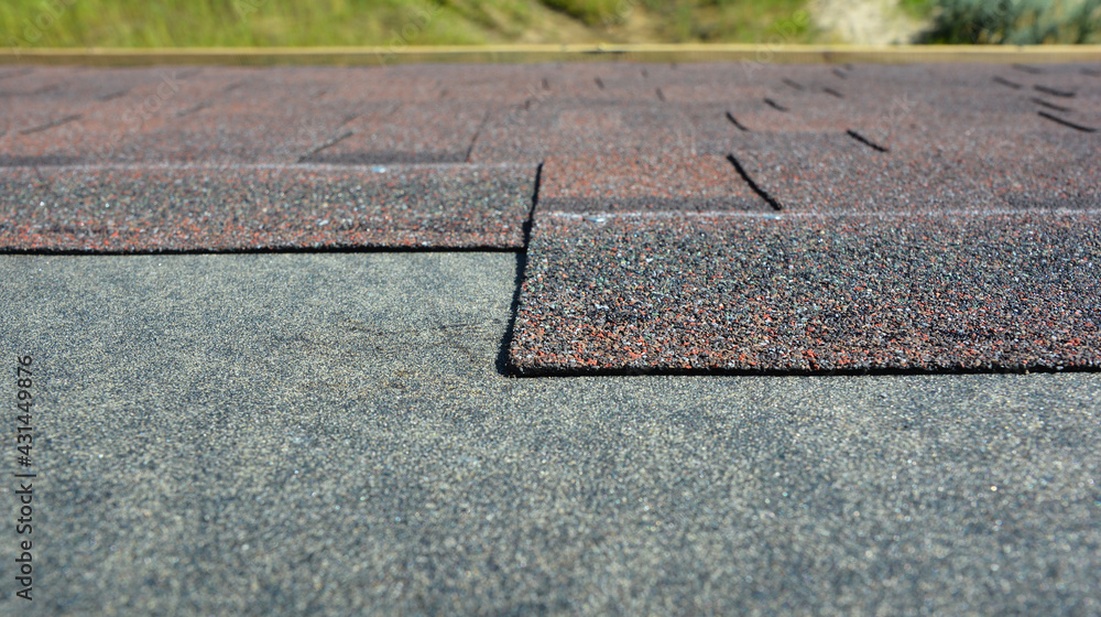 Foto de Asphalt roofing shingles installation A closeup on the