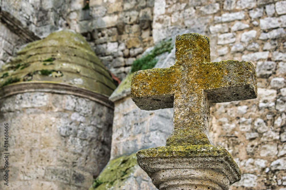 Antigua cruz de piedra a la entrada iglesia San Pedro en la villa de Montealegre de Campos, provincia de Valladolid, España