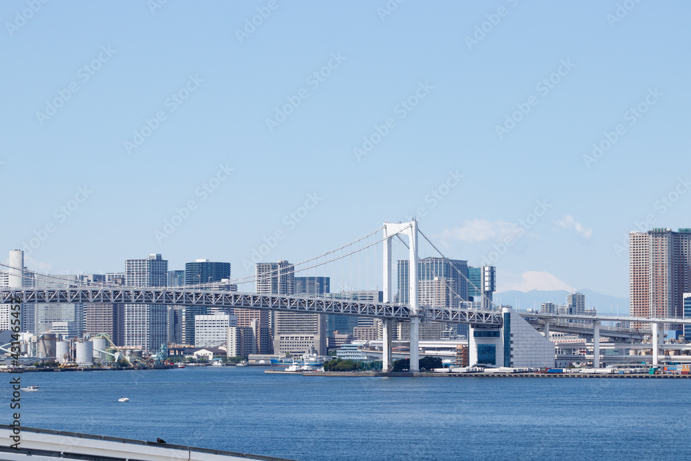 Obraz premium 豊洲市場屋上から見た芝浦ふ頭方面のレインボーブリッジと富士山