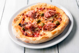 Pizza con prosciutto cotto e olive, cucina Italiana