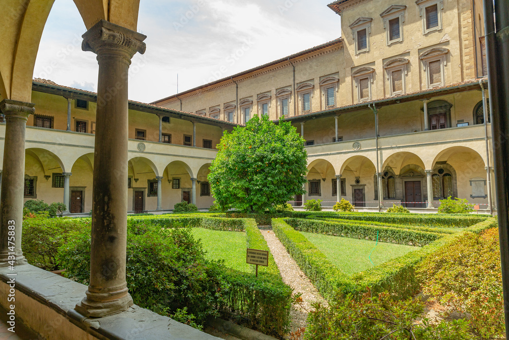 Fototapeta premium Garden with Orange Tree inside Basilica of San Lorenzo Yard in Firenze, Italy