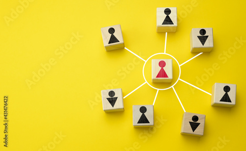 Foto wooden cubes with little men on a yellow background
