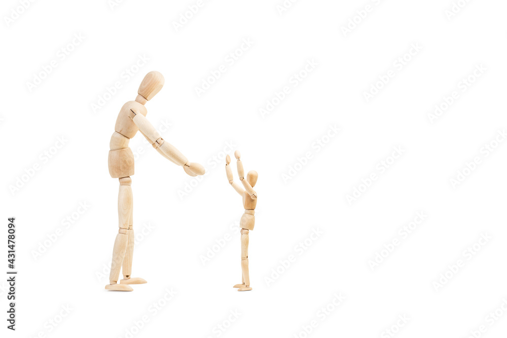 Hombre maniqui de madera junto a un maniqui pequeño con los brazo extendidos sobre un fondo blanco liso y aislado. Vista de frente. Copy space. Concepto: Familia Hombre maniqui de madera junto a un maniqui pequeño con los brazo extendidos sobre un fondo blanco liso y aislado. Vista de frente. Copy space. Concepto: Familia