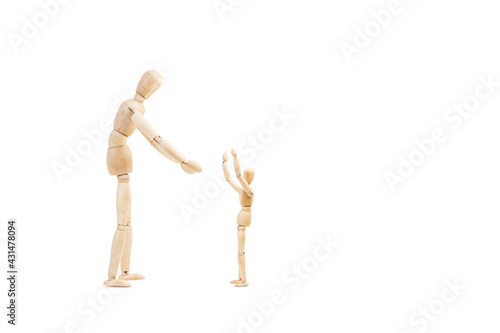 Hombre maniqui de madera junto a un maniqui pequeño con los brazo extendidos sobre un fondo blanco liso y aislado. Vista de frente. Copy space. Concepto: Familia