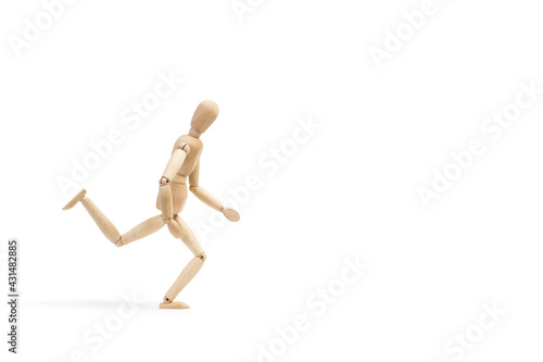 Maniqui hombre de madera corriendo sobre un fondo blanco liso y aislado. Vista de frente. Copy space. Concepto  Deportes
