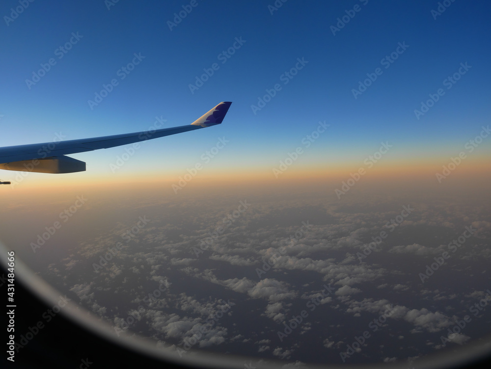 Fototapeta premium 夕暮れの飛行機からの眺め
