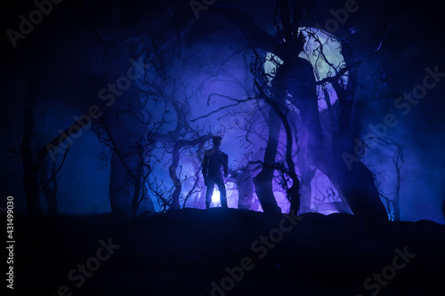 Φωτογραφία bloodthirsty zombies attacking