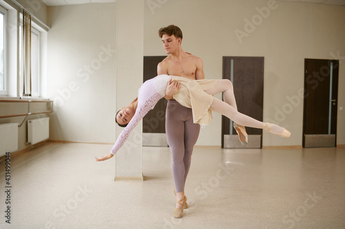 Obraz na płótnie Couple of ballet dancers, dancing in action w salonie