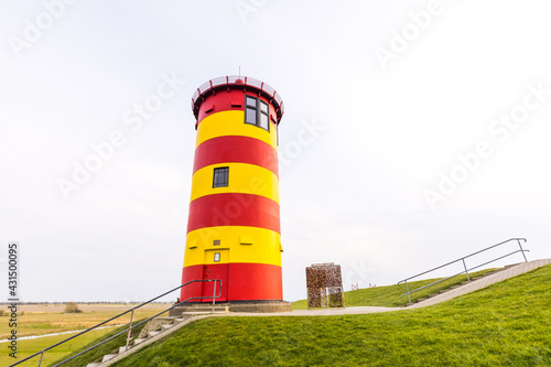 Der Pilsumer Leuchtturm in Greetsiel, Krummhorn, Niedersachsen, Deutschland