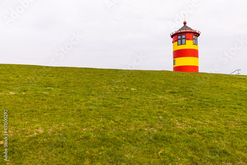 Der Pilsumer Leuchtturm in Greetsiel, Krummhorn, Niedersachsen, Deutschland