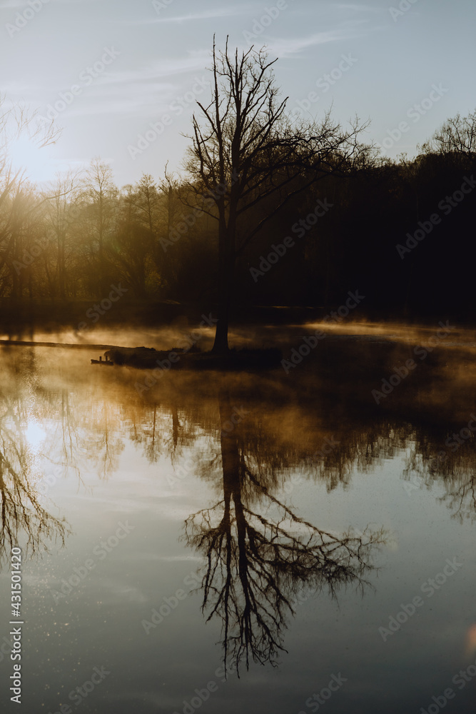 Lever de soleil et brume sur le lac Lever de soleil et brume sur le lac