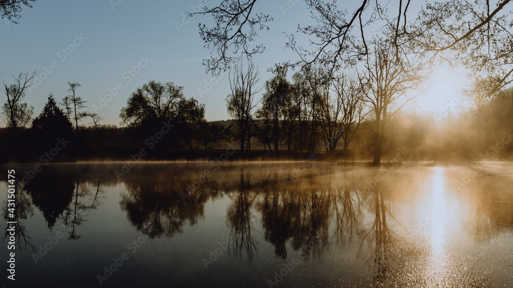 Lever de soleil et brume sur le lac 