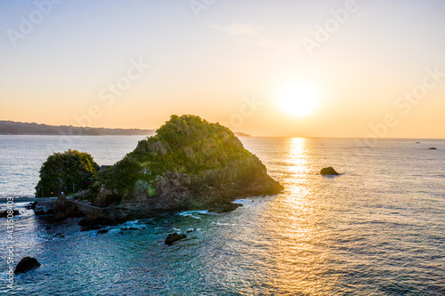 朝日を浴びる鴨川松島の弁天島（千葉県鴨川市）	 photo