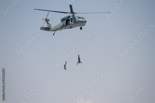 Helicóptero militar de busca e salvamento