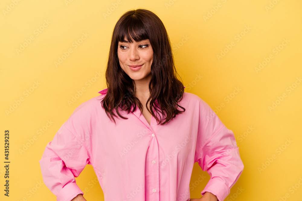 Obraz premium Young caucasian woman isolated on yellow background dreaming of achieving goals and purposes