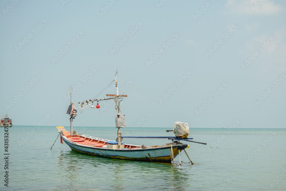Obraz premium A boat floating in the sea.