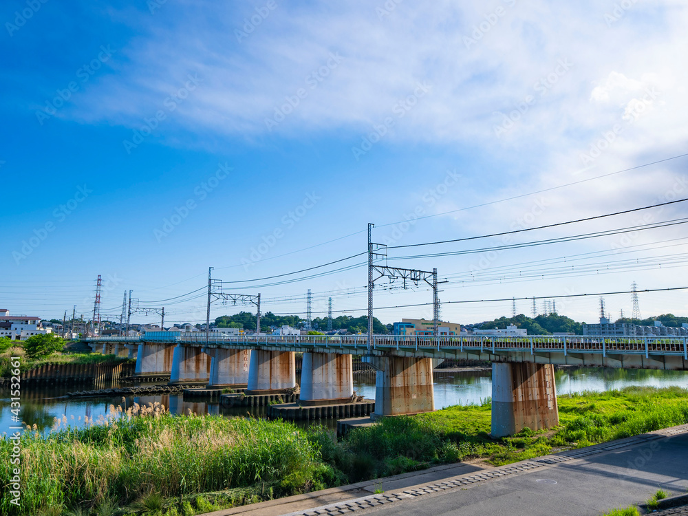 青空と河川敷と線路 青空と河川敷と線路