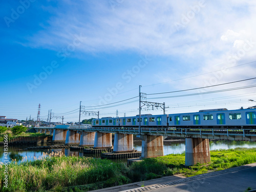 青空と河川敷と線路と電車