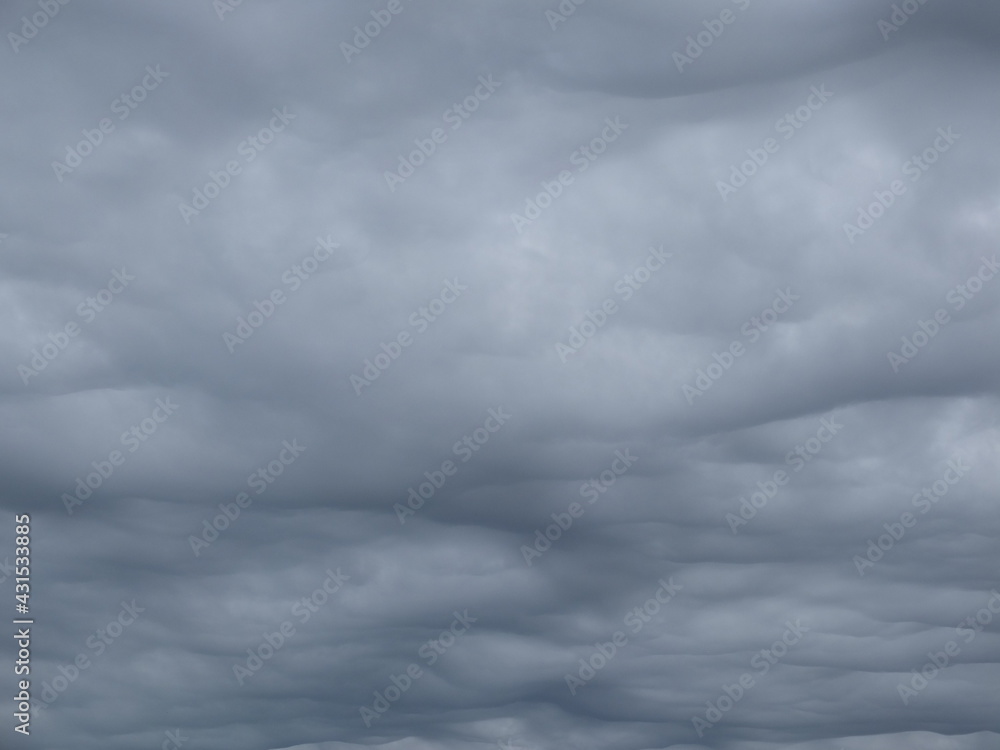 Naklejka premium Dramatically sky before the snow with clouds 