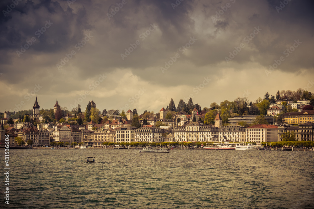 Obraz premium Landscape view of the old town of Luzern, with the lake in the foreground, shot in Luzern, switzerland