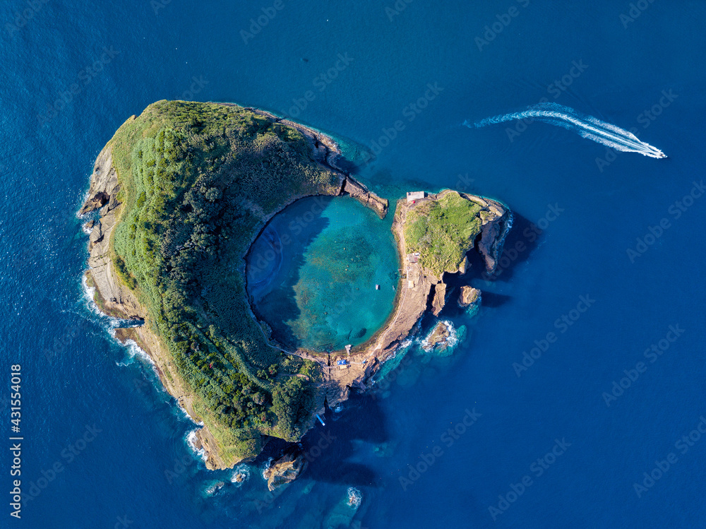 Obraz premium Azores aerial panoramic view. Top view of Islet of Vila Franca do Campo. Crater of an old underwater volcano. San Miguel island, Azores, Portugal. Heart carved by nature. Bird eye view.