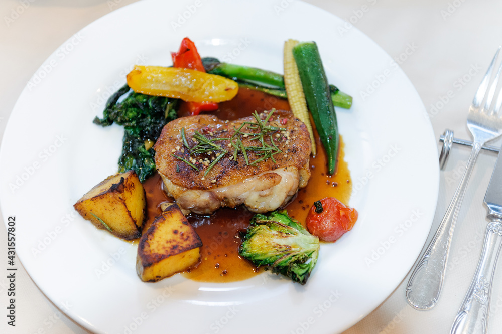 レストランの肉料理 メインディッシュ レストランの肉料理 メインディッシュ