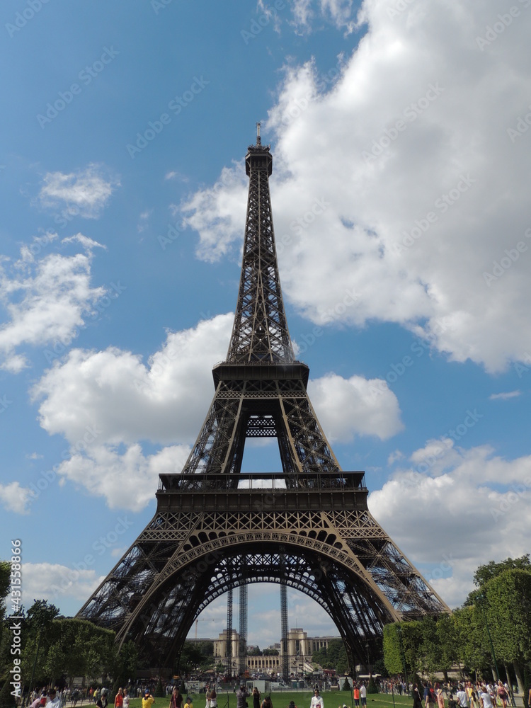 Fototapeta premium Eiffel tower close up