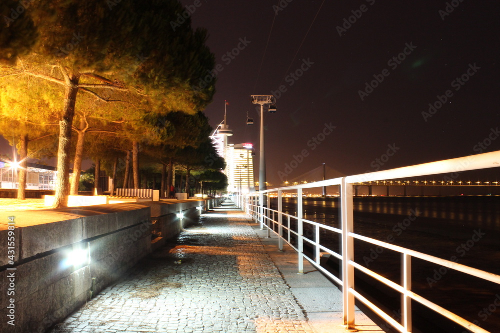 Naklejka premium bridge at night