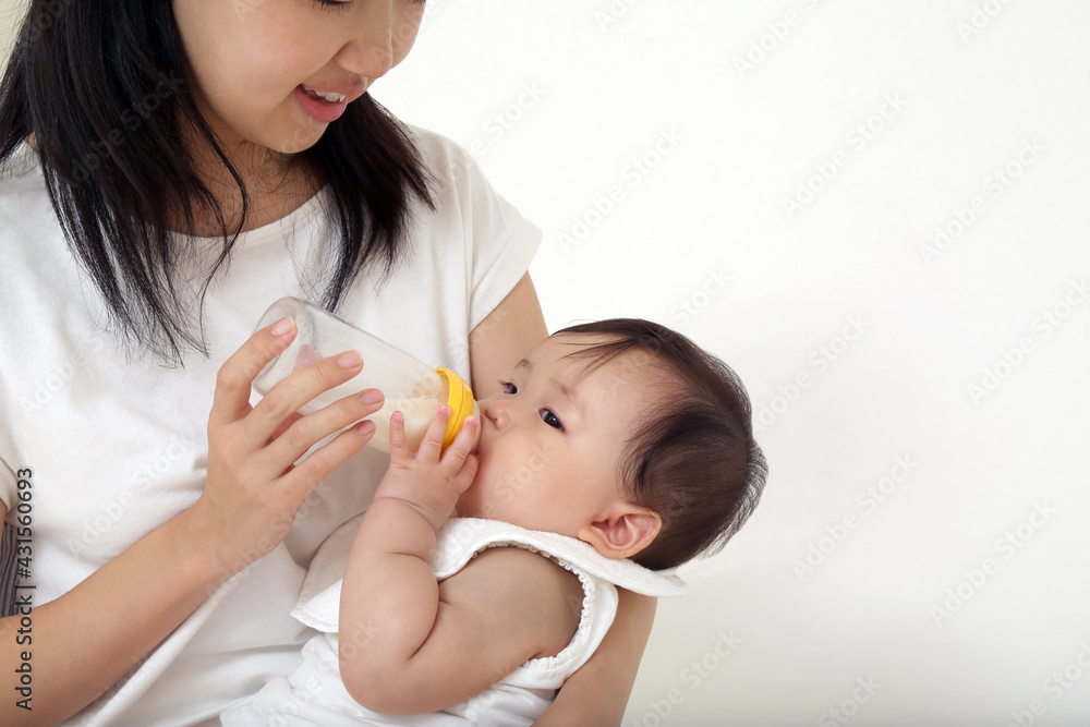 白背景で赤ちゃんに哺乳瓶で授乳する姿のクローズアップ。愛情、赤ちゃん,赤ちゃん,乳幼児、育児イメージ 白背景で赤ちゃんに哺乳瓶で授乳する姿のクローズアップ。愛情、赤ちゃん,赤ちゃん,乳幼児、育児イメージ